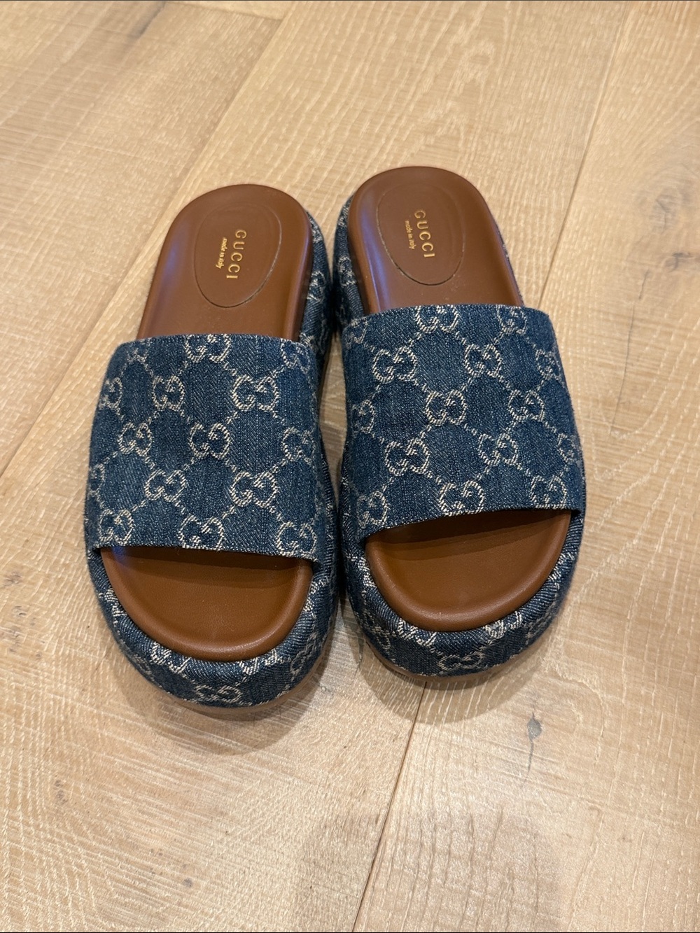 Gucci Angelina GG Logo Platform
Slide Sandals